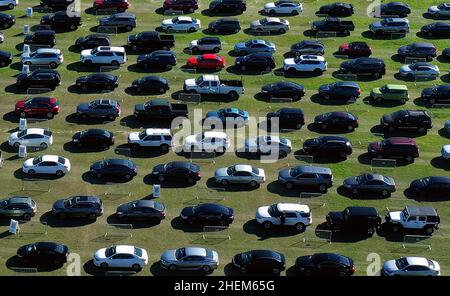 Orlando, Usa. 11th Januar 2022. (Die Redaktion nimmt ein Bild von einer Drohne auf)Autos stehen auf einem Drive-Thru-Testgelände von COVID-19 im Camping World Stadium an. Dies ist die vierte Massenteststelle, die in den letzten Wochen in der Region eröffnet wurde, da Florida aufgrund der Ausbreitung der Omicron-Variante weiterhin Infektionsrekorde bricht. Kredit: SOPA Images Limited/Alamy Live Nachrichten Stockfoto