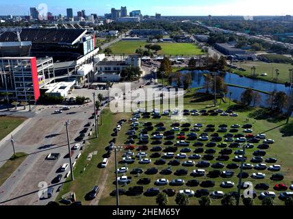 Orlando, Usa. 11th Januar 2022. (Die Redaktion nimmt ein Bild von einer Drohne auf)Autos stehen auf einem Drive-Thru-Testgelände von COVID-19 im Camping World Stadium an. Dies ist die vierte Massenteststelle, die in den letzten Wochen in der Region eröffnet wurde, da Florida aufgrund der Ausbreitung der Omicron-Variante weiterhin Infektionsrekorde bricht. Kredit: SOPA Images Limited/Alamy Live Nachrichten Stockfoto