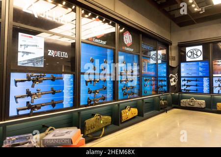 Austin Texas USA, Oktober 23 2021: Waffen zum Verkauf bei The Range, einem Hallenschießplatz in Süd-Austin. ©Bob Daemmrich Stockfoto