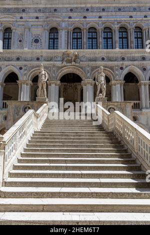 Neptun- und Mars-Statue auf der Giants-Treppe im Dogenpalast (Palazzo Ducale) in Venedig, Italien Stockfoto