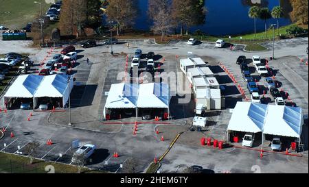 Orlando, Usa. 11th Januar 2022. (Die Redaktion nimmt ein Bild von einer Drohne auf)Autos stehen auf einem Drive-Thru-Testgelände von COVID-19 im Camping World Stadium an. Dies ist die vierte Massenteststelle, die in den letzten Wochen in der Region eröffnet wurde, da Florida aufgrund der Ausbreitung der Omicron-Variante weiterhin Infektionsrekorde bricht. (Foto von Paul Hennessy/SOPA Images/Sipa USA) Quelle: SIPA USA/Alamy Live News Stockfoto