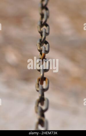 Rostige Stahlkette, perspektivisch mit geringer Schärfentiefe und sanftem Fokus. Stockfoto