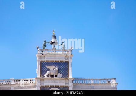 Uhrenturm in Venedig mit gehämmert Statuen in Venedig, Italien Stockfoto
