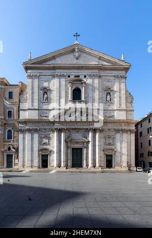 Piazza della Chiesa Nuova im Stadtteil Navona von Rom mit barocker Fassade der Kirche Santa Maria in Vallicella, auch bekannt als Chiesa Nuova mit F Stockfoto