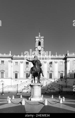 Die Reiterstatue von Marcus Aurelius ist eine alte römische Reiterstatue auf dem Kapitolinischen Hügel, Rom, Italien. Stockfoto