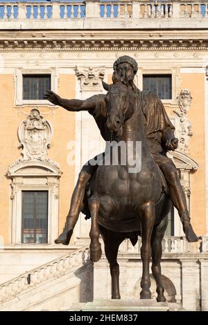 Die Reiterstatue von Marcus Aurelius ist eine alte römische Reiterstatue auf dem Kapitolinischen Hügel, Rom, Italien. Stockfoto