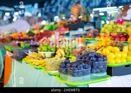 Verschiedene Arten von frischen Früchten auf dem Markt. Leckeres und gesundes Essen Foto. Stockfoto