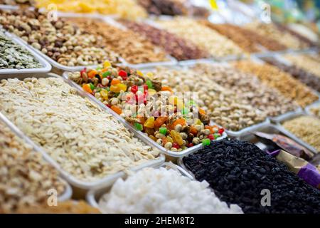 Getrocknete Früchte, Nüsse und kandierte Früchte auf dem Markt. Leckeres und gesundes Essen Foto. Stockfoto
