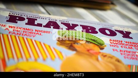 Viersen, Deutschland - Mai 9. 2021: Nahaufnahme eines alten Covers des Playboy der Papierdruckzeitschrift aus den siebziger Jahren Stockfoto