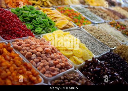 Getrocknete Früchte, Nüsse und kandierte Früchte auf dem Markt. Leckeres und gesundes Essen Foto. Stockfoto
