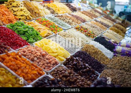Getrocknete Früchte, Nüsse und kandierte Früchte auf dem Markt. Leckeres und gesundes Essen Foto. Stockfoto