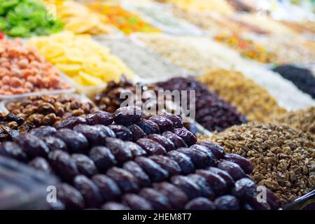 Getrocknete Früchte, Nüsse und kandierte Früchte auf dem Markt. Leckeres und gesundes Essen Foto. Stockfoto