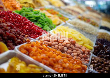 Getrocknete Früchte, Nüsse und kandierte Früchte auf dem Markt. Leckeres und gesundes Essen Foto. Stockfoto