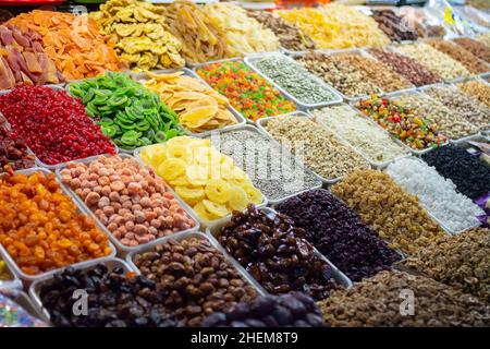 Getrocknete Früchte, Nüsse und kandierte Früchte auf dem Markt. Leckeres und gesundes Essen Foto. Stockfoto