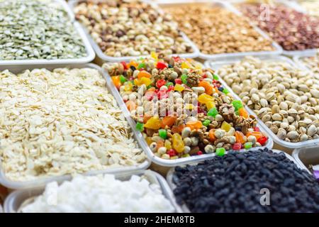 Getrocknete Früchte, Nüsse und kandierte Früchte auf dem Markt. Leckeres und gesundes Essen Foto. Stockfoto
