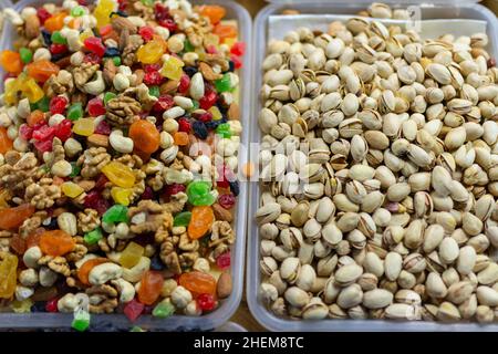 Getrocknete Früchte, Nüsse (Pistazien) und kandierte Früchte auf dem Markt. Leckeres und gesundes Essen Foto. Stockfoto