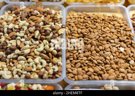 Getrocknete Früchte, Nüsse (Pistazien) und kandierte Früchte auf dem Markt. Leckeres und gesundes Essen Foto. Stockfoto