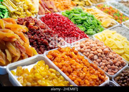 Getrocknete Früchte, Nüsse und kandierte Früchte auf dem Markt. Leckeres und gesundes Essen Foto. Stockfoto