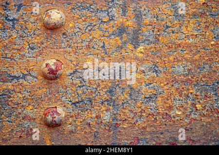 Rostige Metallstruktur mit Bolzen. Hintergrund der alten Vintage-Stahlkonstruktion mit Nieten. Stockfoto