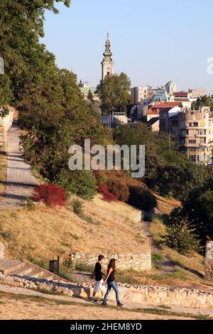 BELGRAD, SERBIEN - 9. SEPTEMBER: Blick auf die Kathedrale St. Michael aus dem Kalemegdan Park am 9. September 2012 in Belgrad, Serbien. Belgrad ist die größte Stadt Südosteuropas. Stockfoto