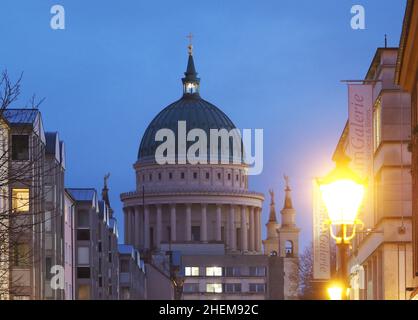 Potsdam, Deutschland. 10th Januar 2022. St. Nikolaus Kirche auf dem Alten Markt in der blauen Stunde des Tages. Quelle: Soeren Stache/dpa-Zentralbild/dpa/Alamy Live News Stockfoto