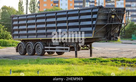 Großer LKW-Anhänger, getrennt vom Traktor. Karosserie für den Transport von Schüttgütern. Stockfoto