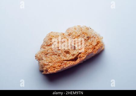 Eine Scheibe Brot mit einem lächelnden Gesicht auf weißem Hintergrund. Cracker Smile. Stockfoto