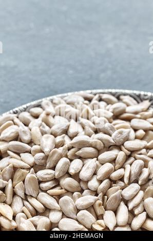 Nahaufnahme von rohen Sonnenblumenkernen in einer Schüssel, selektiver Fokus, Platz für Text. Stockfoto