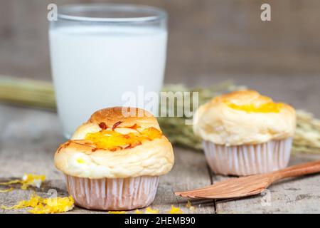 Muffin goldene Fäden mit Holz Gabel und Milch auf Holztisch. Thai Dessert nennen Foi Thong. Stockfoto