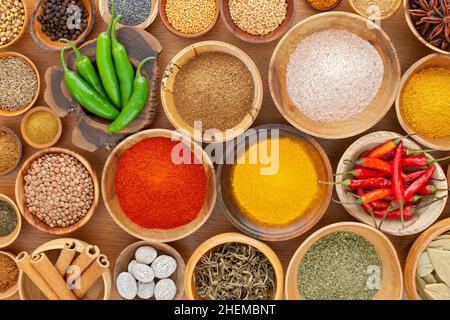 Über Kopf Schuss einer Vielzahl von Gewürzen in einer Vielzahl von verschiedenen Holzschalen. Stockfoto