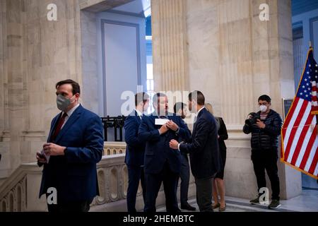 Washington, Vereinigte Staaten. 11th Januar 2022. Der US-Senator Ted Cruz (Republikaner von Texas) trifft am Dienstag, den 11. Januar 2022, Republicanâs dem politischen Mittagessen des Senats im Russell Senate Office Building in Washington, DC, ein. Kredit: Rod Lampey/CNP/dpa/Alamy Live Nachrichten Stockfoto