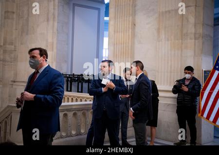 Washington, Vereinigte Staaten. 11th Januar 2022. Der US-Senator Ted Cruz (Republikaner von Texas) trifft am Dienstag, den 11. Januar 2022, Republicanâs dem politischen Mittagessen des Senats im Russell Senate Office Building in Washington, DC, ein. Kredit: Rod Lampey/CNP/dpa/Alamy Live Nachrichten Stockfoto