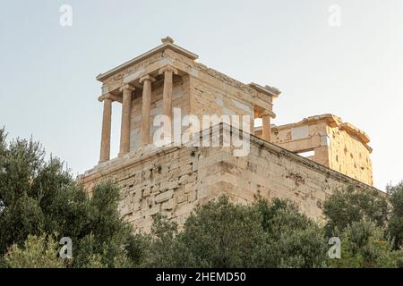 Athen, Griechenland. Der Tempel der Athene Nike, ein ionischer Tempel auf der Akropolis, der den Göttinnen Athene und Nike gewidmet ist Stockfoto