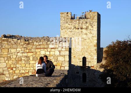 BELGRAD, SERBIEN - 9. SEPTEMBER: Verliebte an der Festung Kalemegdan am 9. September 2012 in Belgrad, Serbien. Belgrad ist die Hauptstadt Serbiens und die größten Städte Südosteuropas. Stockfoto