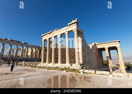 Athen, Griechenland. Der Erechtheion, oder Tempel der Athene Polias, ein alter griechischer ionischer Tempel-Telesterion auf der Nordseite der Akropolis Stockfoto