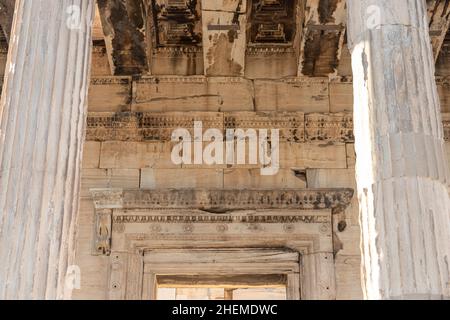 Athen, Griechenland. Der Erechtheion, oder Tempel der Athene Polias, ein alter griechischer ionischer Tempel-Telesterion auf der Nordseite der Akropolis Stockfoto