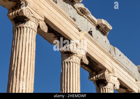 Athen, Griechenland. Der Erechtheion, oder Tempel der Athene Polias, ein alter griechischer ionischer Tempel-Telesterion auf der Nordseite der Akropolis Stockfoto