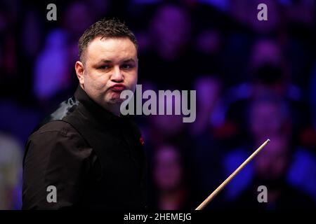 Stephen Maguire reagiert auf einen Schuss, der während seines Spiels gegen Mark Selby am dritten Tag der Cazoo Masters 2022 im Alexandra Palace, London, gespielt wurde. Bild Datum: Dienstag, 11. Januar 2022. Stockfoto