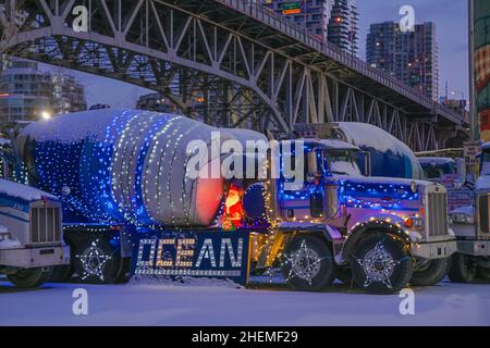 Ocean Cement Truck mit Weihnachtsdekoration, Granville Island, Vancouver, British Columbia, Kanada Stockfoto