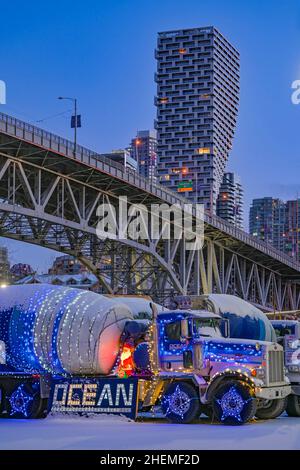 Ocean Cement Truck mit Weihnachtsdekoration, Granville Island, Vancouver, British Columbia, Kanada Stockfoto