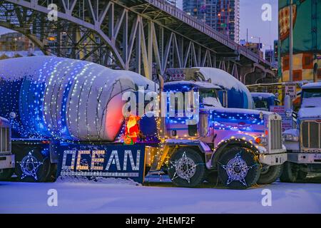 Ocean Cement Truck mit Weihnachtsdekoration, Granville Island, Vancouver, British Columbia, Kanada Stockfoto