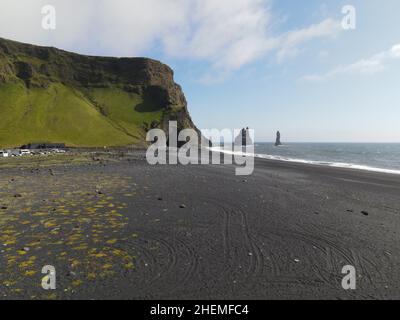 Luftdrohnenlandschaft von Reynisfjara schwarzer Sandstrand südlich von Island Stockfoto