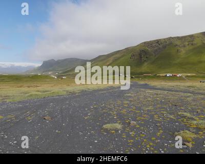 Luftdrohnenlandschaft des schwarzen Sandstrand Reynisfjara im Süden Islands Stockfoto