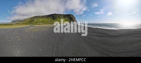 Luftdrohnenlandschaft des schwarzen Sandstrand Reynisfjara in Island Stockfoto