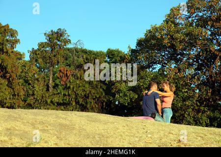 BELGRAD, SERBIEN - 9. SEPTEMBER: Liebhaber im Kalemegdan Park am 9. September 2012 in Belgrad, Serbien. Belgrad ist die Hauptstadt Serbiens und die größten Städte Südosteuropas. Stockfoto