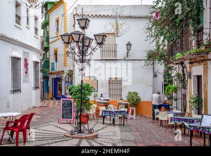 Marbella, Spanien - Dezember 21 2014: Blick auf die Plaza Altamirano, eine Fußgängerzone mit Bars und Restaurants im Herzen der Altstadt. Stockfoto