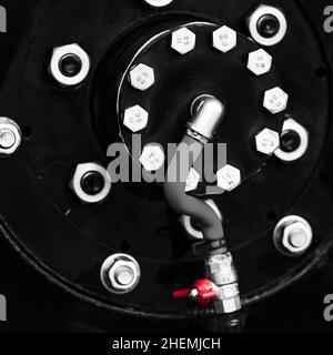 Niederdruckreifen mit automatischem Reifenpumpensystem. Extreme Durchgängigkeit. Riesige Räder eines Geländewagens. ATV-Monsterauto Stockfoto