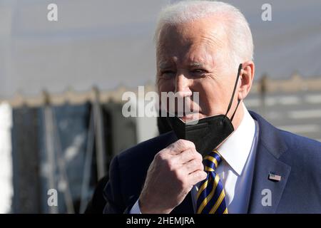 Washington, USA. 11th Januar 2022. US-Präsident Joe Biden spricht mit den Medien, bevor er heute am 11. Januar 2022 im South Lawn/White House in Washington DC, USA, zur gemeinsamen Basis Andrews auf dem Weg nach Atlanta, Georgia, aufbrechen wird. (Foto von Lenin Nolly/Sipa USA) Quelle: SIPA USA/Alamy Live News Stockfoto