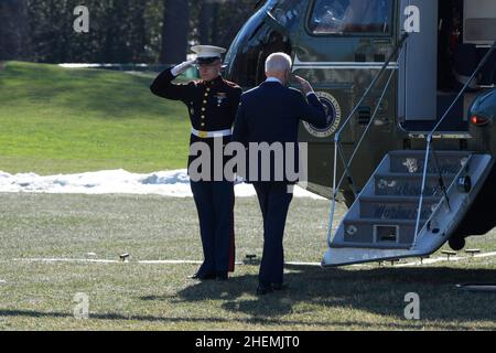 Washington, USA. 11th Januar 2022. US-Präsident Joe Biden besteigen die Marine One, um heute am 11. Januar 2022 im South Lawn/White House in Washington DC, USA, zur gemeinsamen Basis Andrews auf dem Weg nach Atlanta, Georgia, abzureisen. (Foto von Lenin Nolly/Sipa USA) Quelle: SIPA USA/Alamy Live News Stockfoto