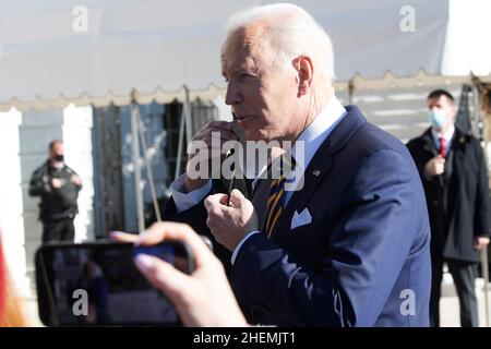 Washington, USA. 11th Januar 2022. US-Präsident Joe Biden spricht mit den Medien, bevor er heute am 11. Januar 2022 im South Lawn/White House in Washington DC, USA, zur gemeinsamen Basis Andrews auf dem Weg nach Atlanta, Georgia, aufbrechen wird. (Foto von Lenin Nolly/Sipa USA) Quelle: SIPA USA/Alamy Live News Stockfoto